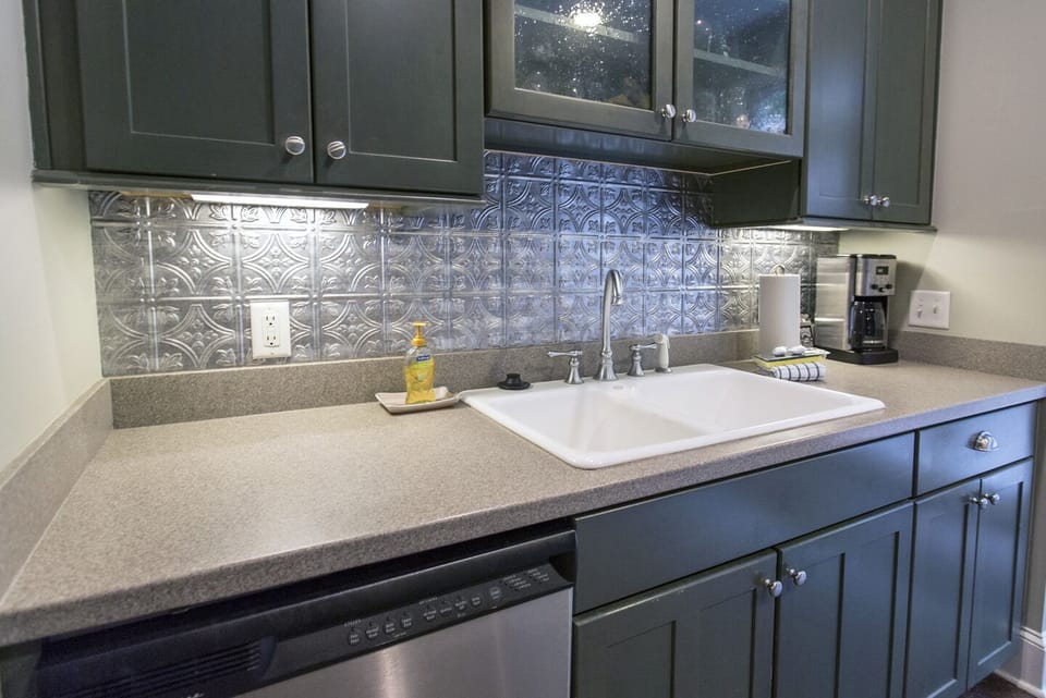 The silver back splash adds traditional southern character in to such a modern home.