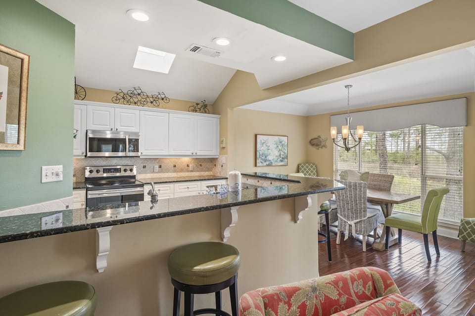 Breakfast Bar and Kitchen