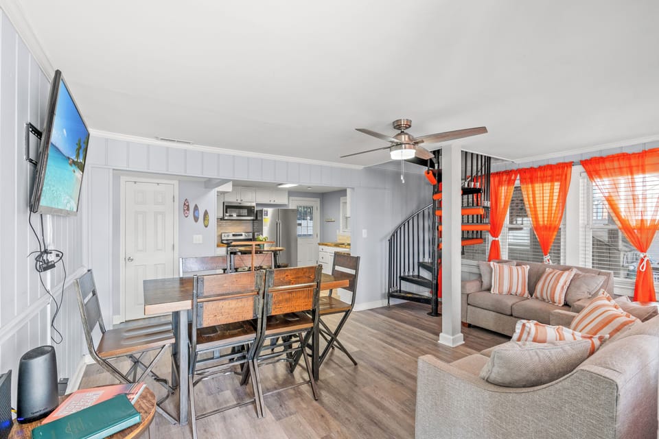 Living Room/Dining Area