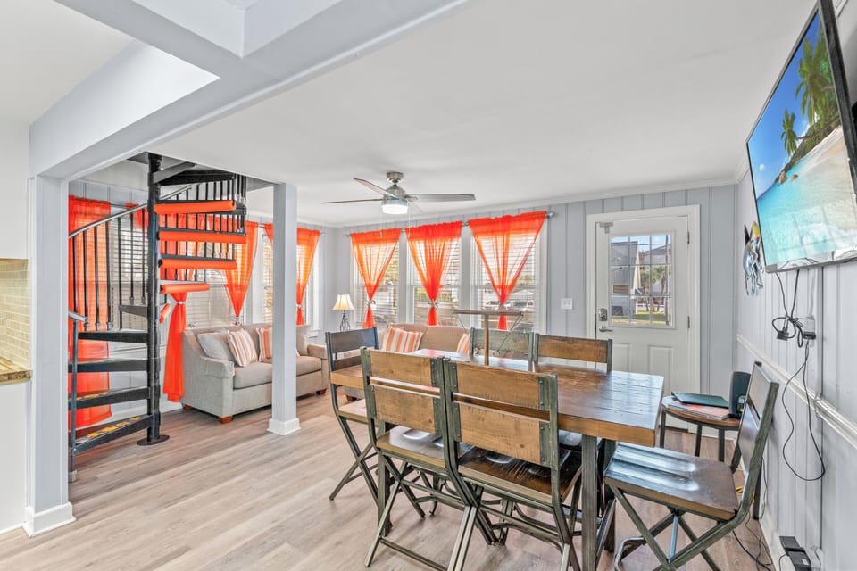 Living Room/Dining Area