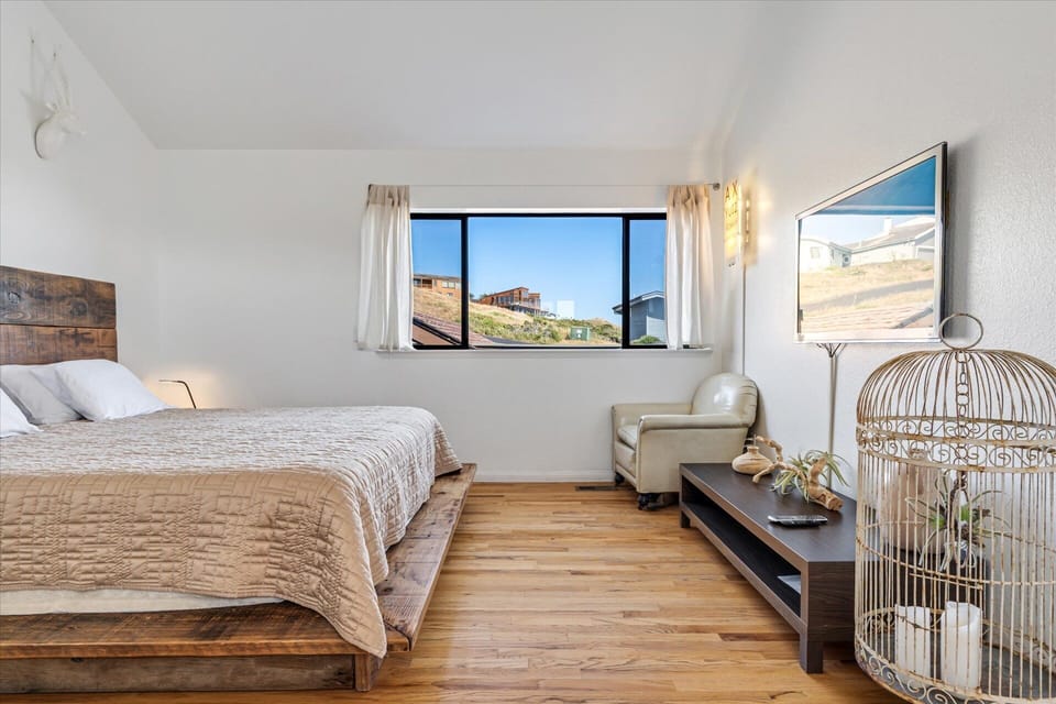 The primary bedroom has a King bed and SmartTV