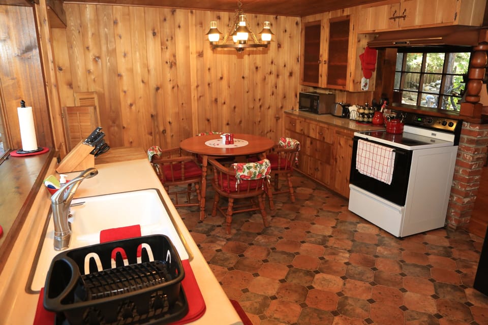 Fully stocked, vintage kitchen - Cute vintage kitchen, fully stocked.