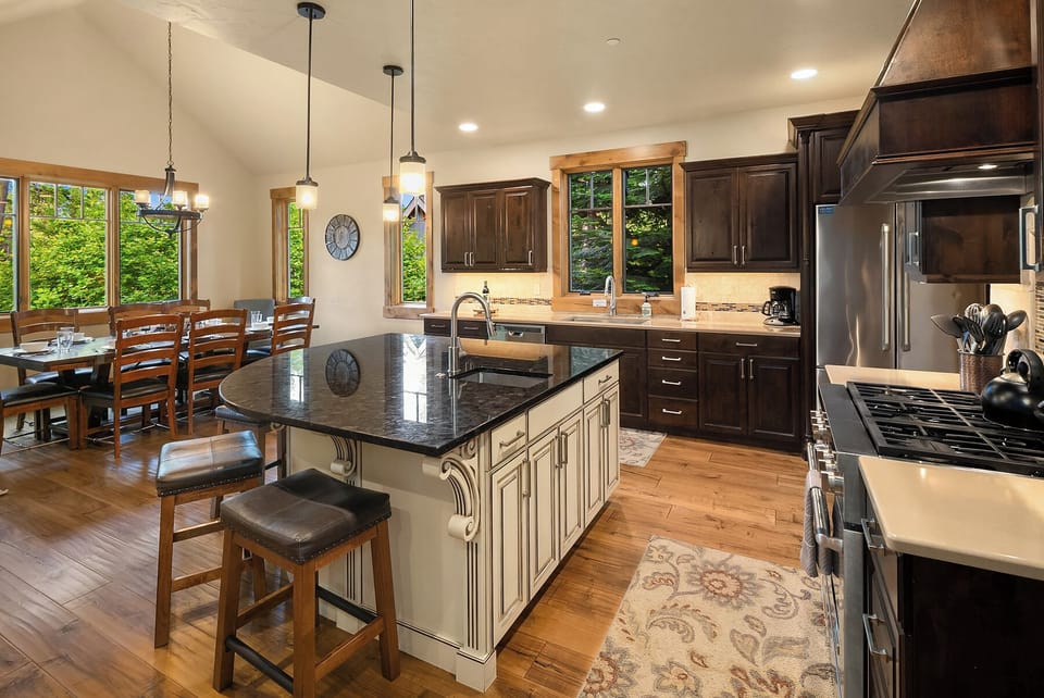 Three Sisters Lodge. - Fully stocked granite and stainless kitchen!