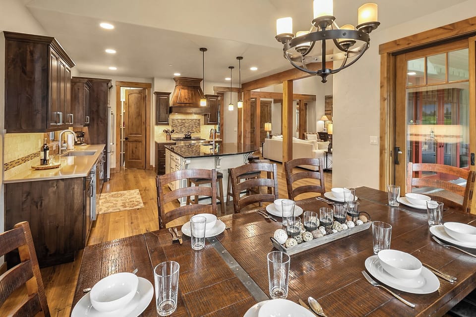 Three Sisters Lodge. - Seating for 10 around the large dining table.
