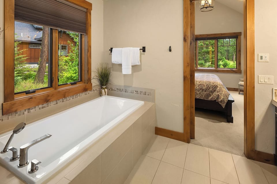 Three Sisters Lodge. - Huge tub in the master bath.