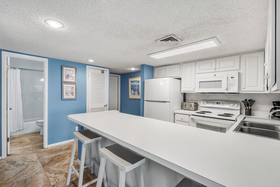 Kitchen / Breakfast Bar