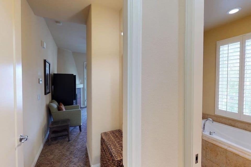 Entry Alcove