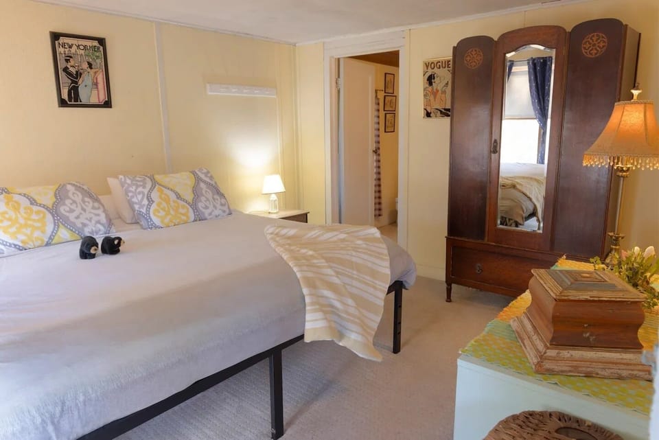 Bedroom 1 - master bedroom - king bed with ensuite bathroom