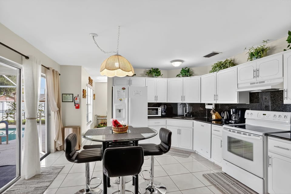 Fully equipped kitchen, with breakfast table and bar stools
