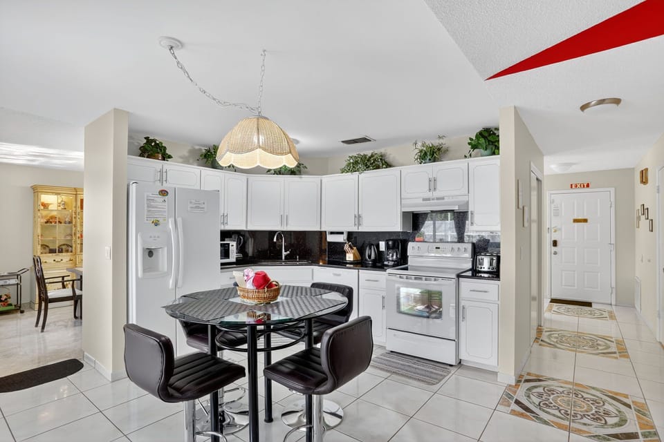 Fully equipped kitchen, with breakfast table and bar stools