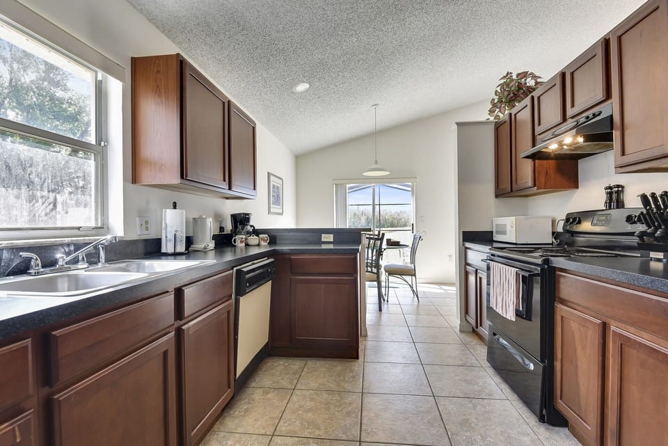 Fully equipped kitchen II