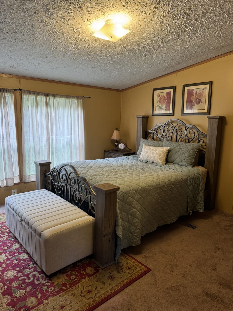 Master bedroom with en-suite and queen bed