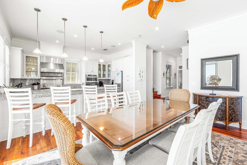 Space for everyone in this living/dining area, chef's kitchen, 50" tv,  expansive views of the Gulf, & 40' covered balcony.