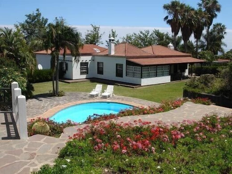 General view garden and pool from BBQ