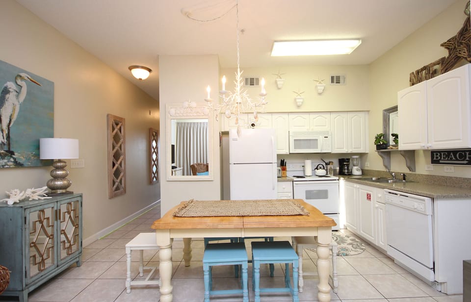 Eat-In Kitchen