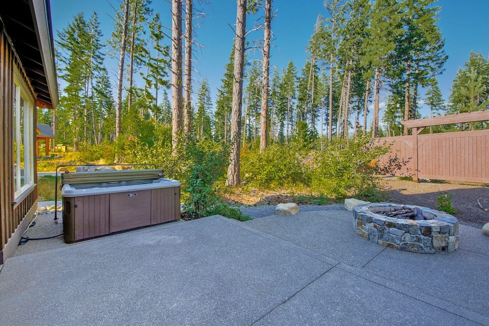 Suncadia Trail - All Seasons Vacation Rentals - Outdoor Patio with a Large Hot Tub and Gas Fire Pit!