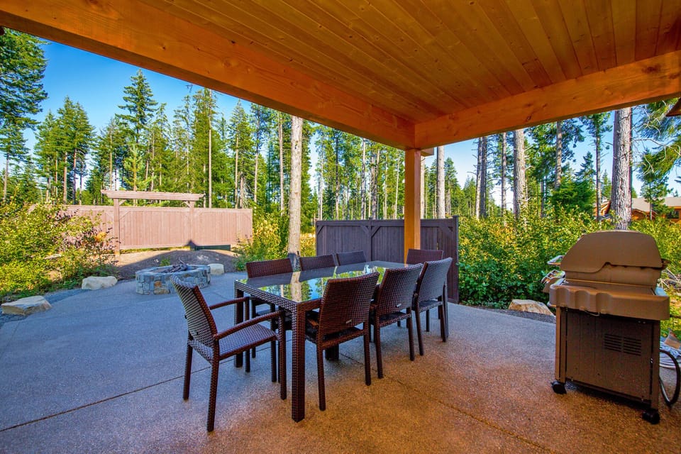 Suncadia Trail - All Seasons Vacation Rentals - Fantastic Outdoor Living Space with a large table, and a gas BBQ.