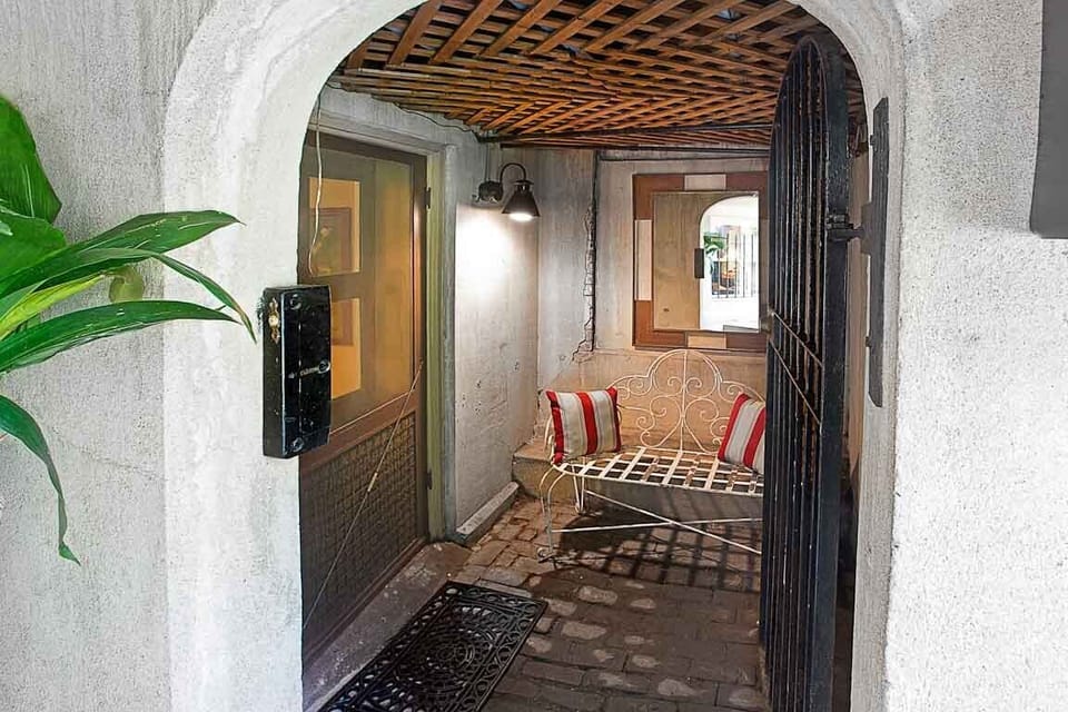 The cute front alcove to the home.