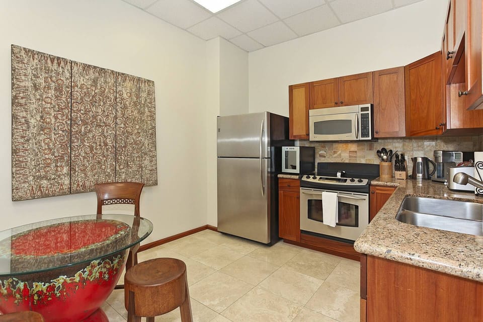 Full Kitchen with Dining Table