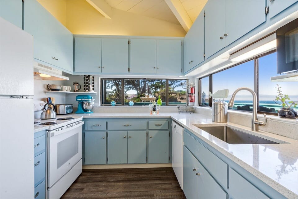 Panoramic view of the ocen even while cooking