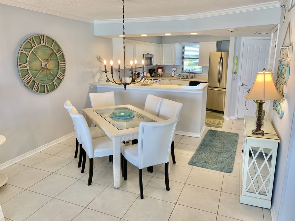 Dining room seating for 6