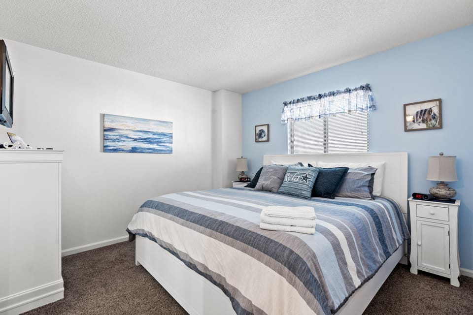 2nd Bedroom W/1 King