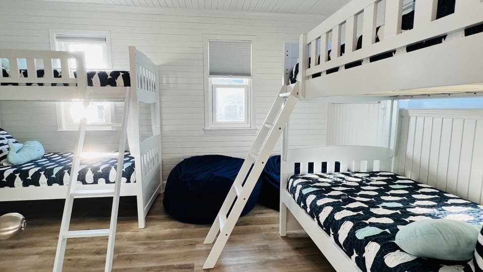 Guest Bedroom 2 - Guest Bedroom 2 with 2 sets of bunks sleeps 4