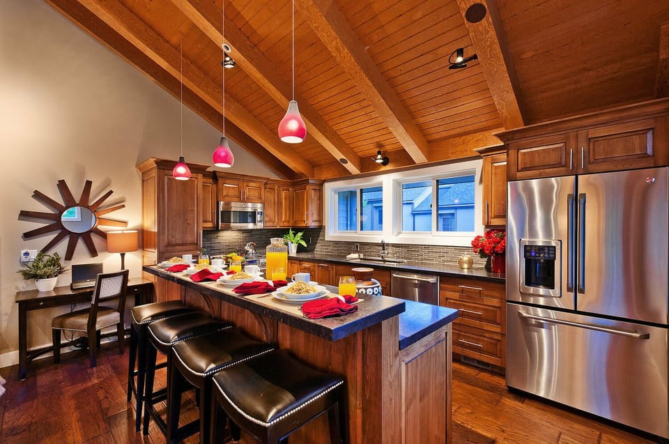 Fully equipped designer kitchen and breakfast bar with ample seating