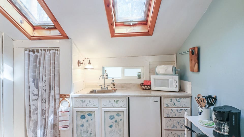 The country decor gives a rustic yet fashionable vibe. - The country decor gives a rustic yet fashionable vibe.