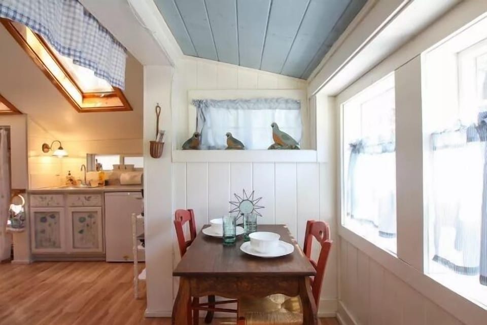 Dining & Kitchenette - Romantic dining for 2.