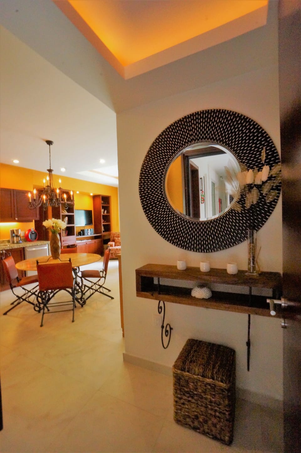 Welcome to Casa Bugambilias, 10 feet ceilings natural and professionnal lighting