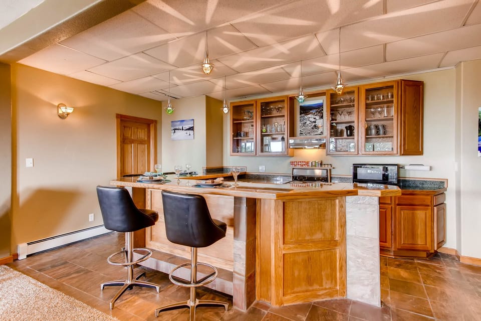 Seating for 4 at the kitchen bar