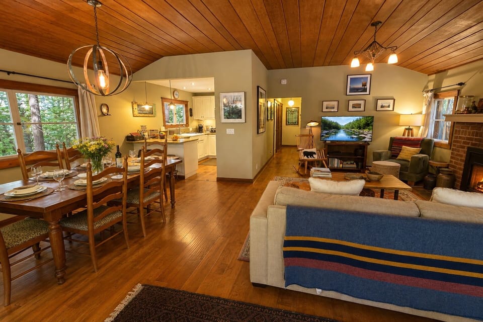 Wecolme to your cabin away from home! Kick off your shoes and re