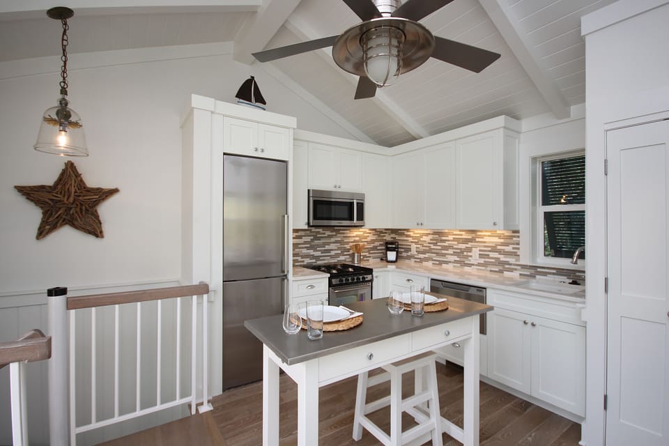 Eat-In Kitchen (seats 2)