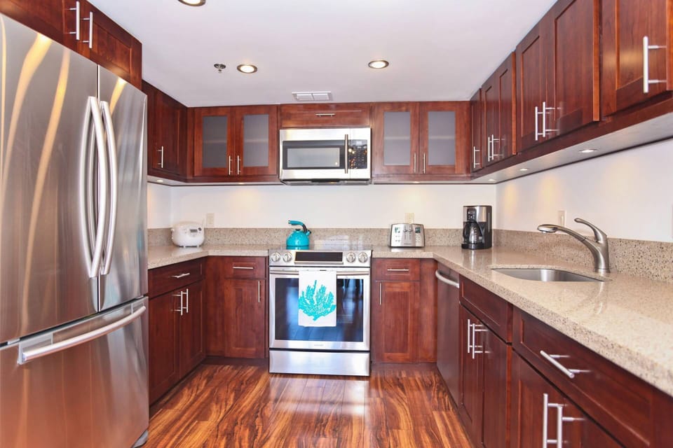 Quartz counters, stainless appliances incl dishwasher and ice ma