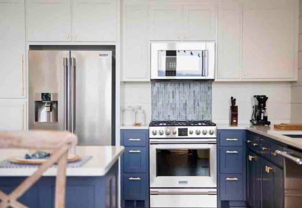 [Kitchen] Includes Stainless Steel Appliances and all the Cooking Basics to Have a Home Cooked Meal Away From Home!