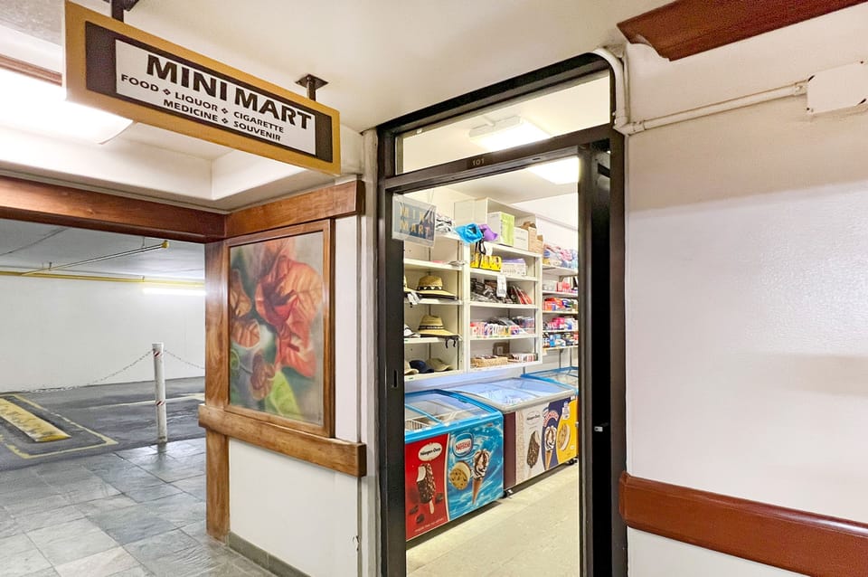 Waikiki Banyan Lobby Convenience Store