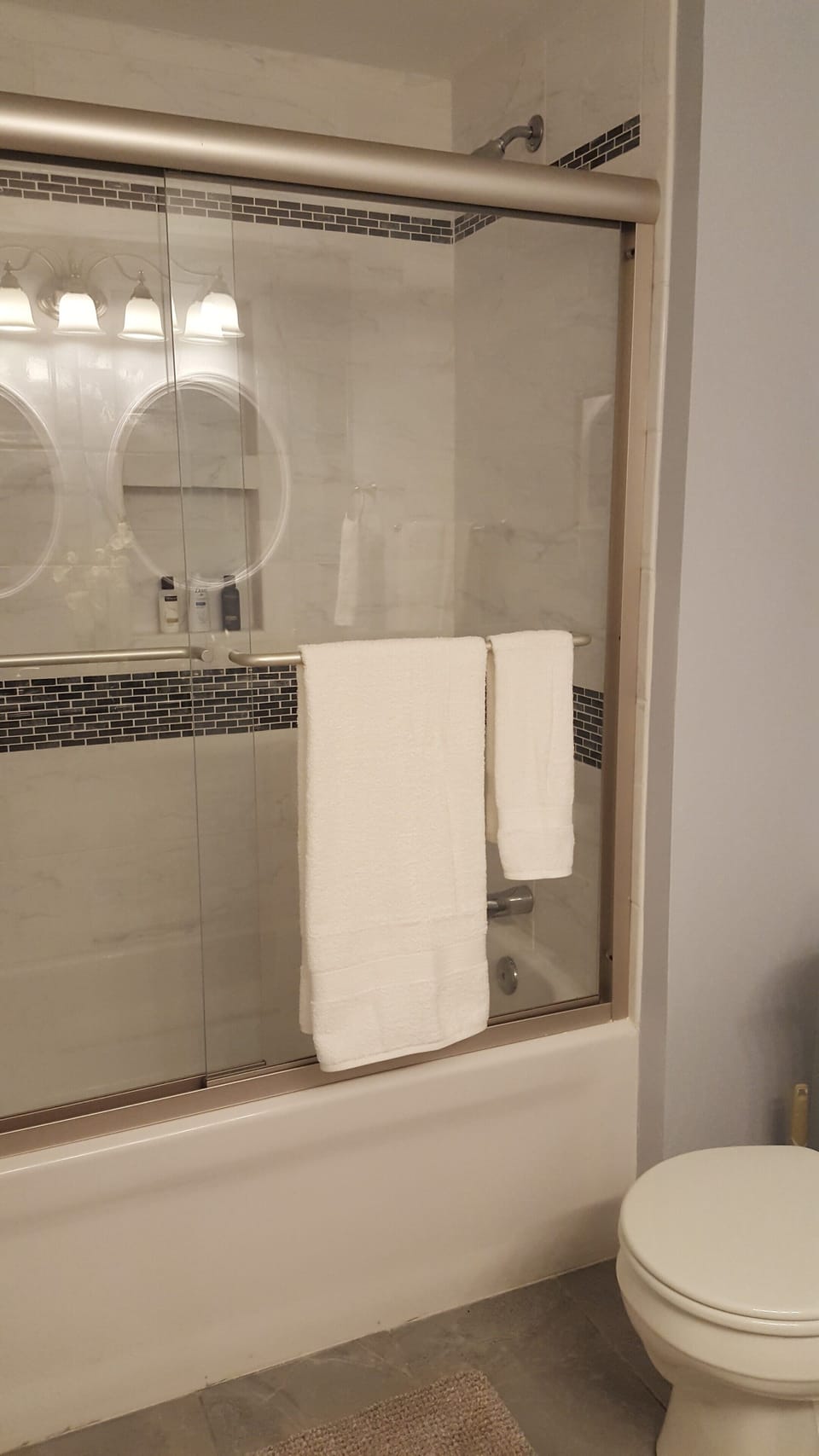 King room shower with tub.