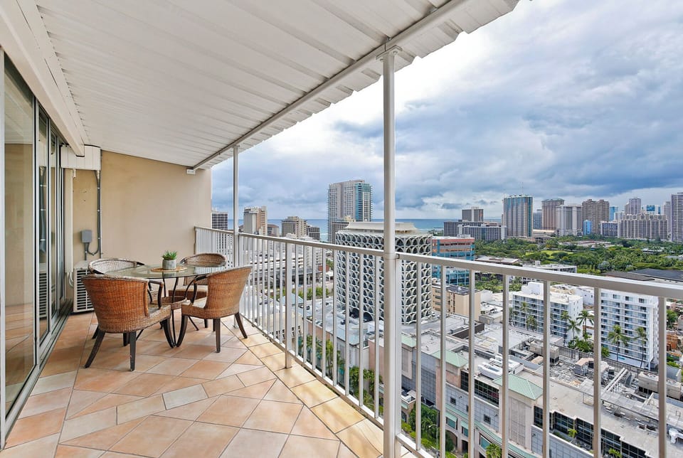 Long lanai with city and ocean views! Your front row seat to Fri