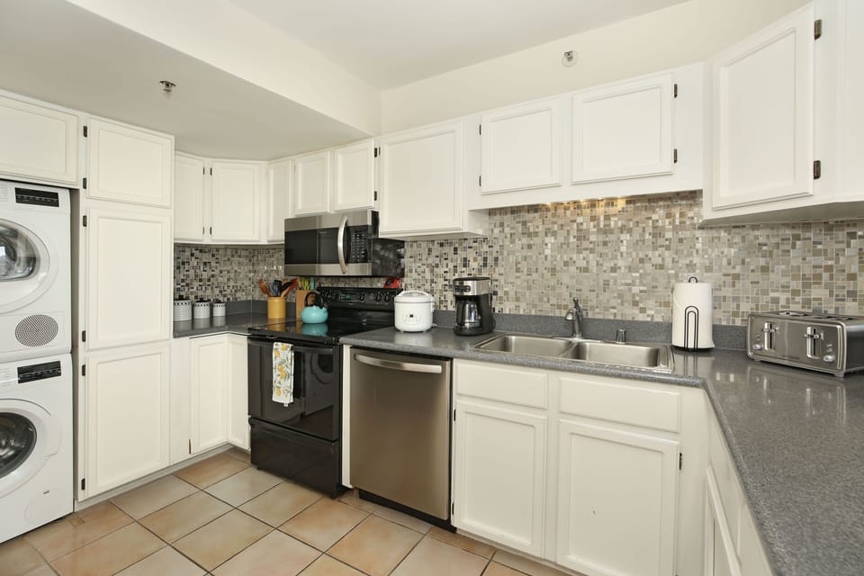Upgraded Kitchen with Dishwasher and Washer/Dryer