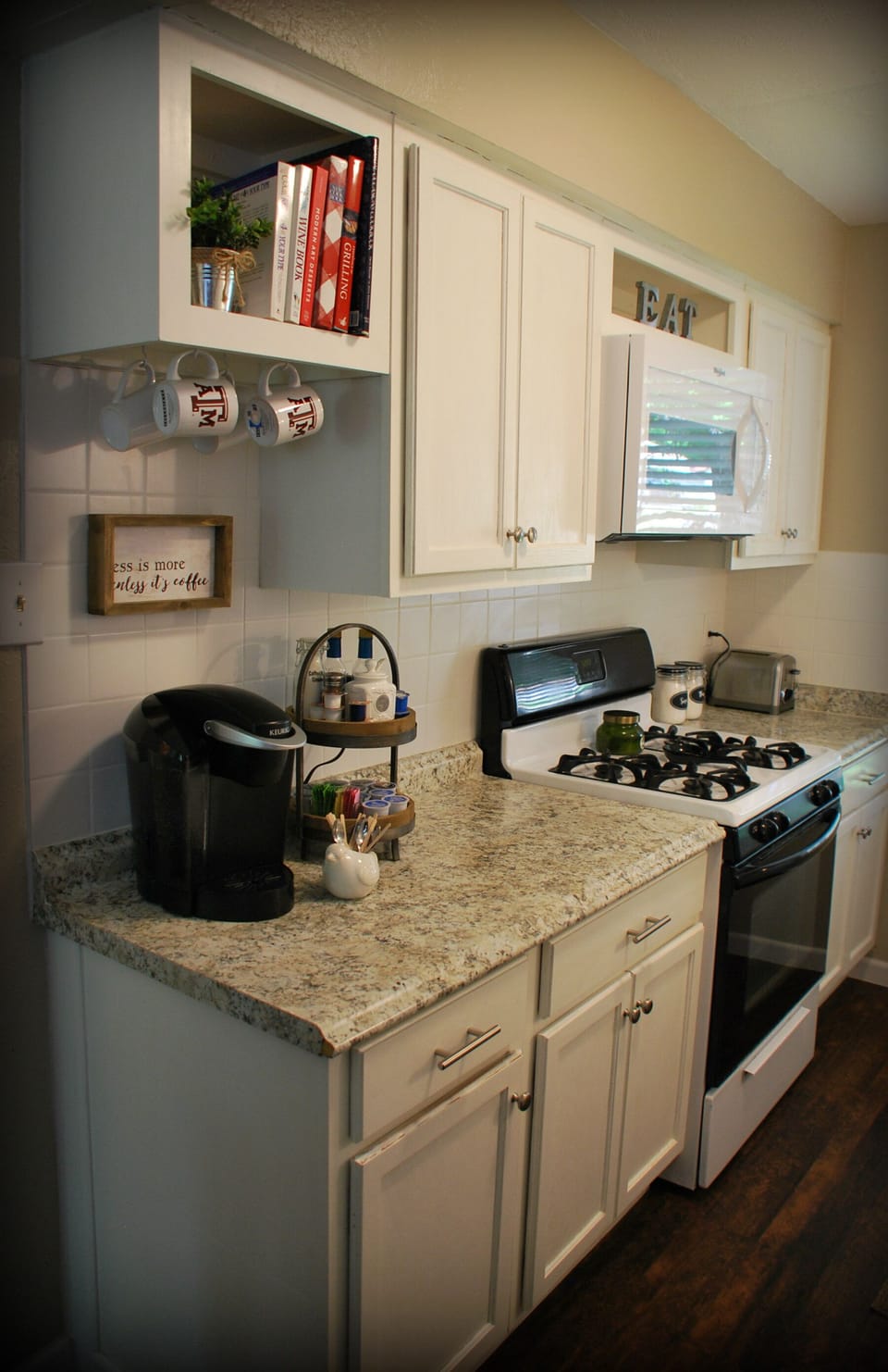 Full kitchen, gas stove