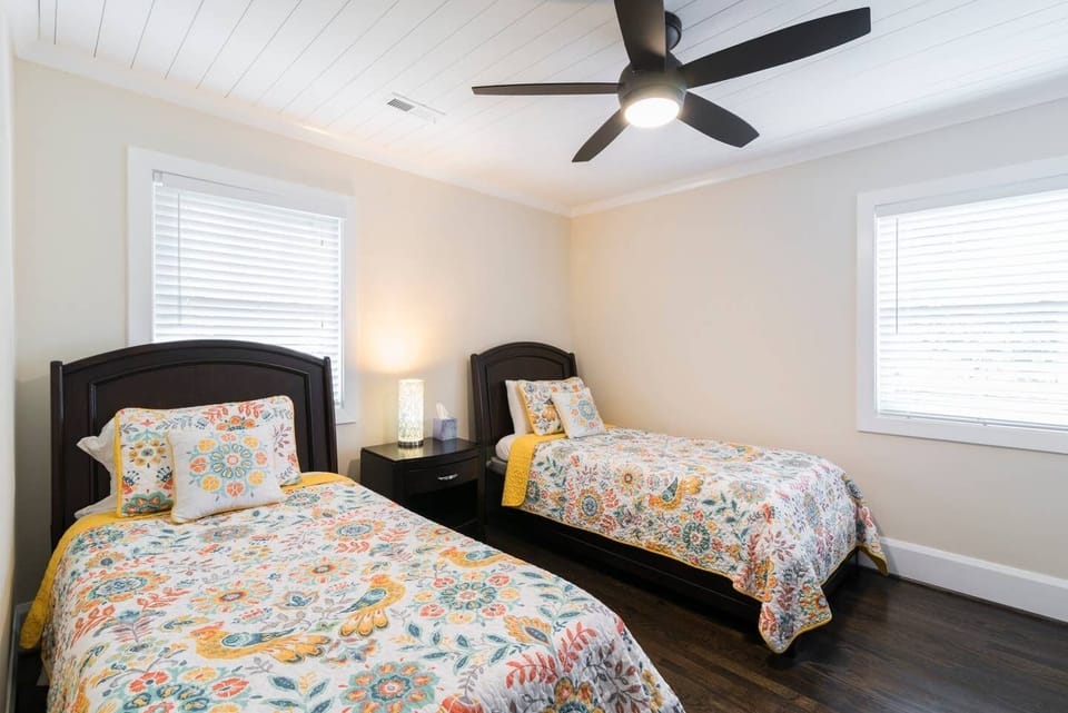 Guest Bedroom w/ Two Single Beds (Memory Foam Mattresses)