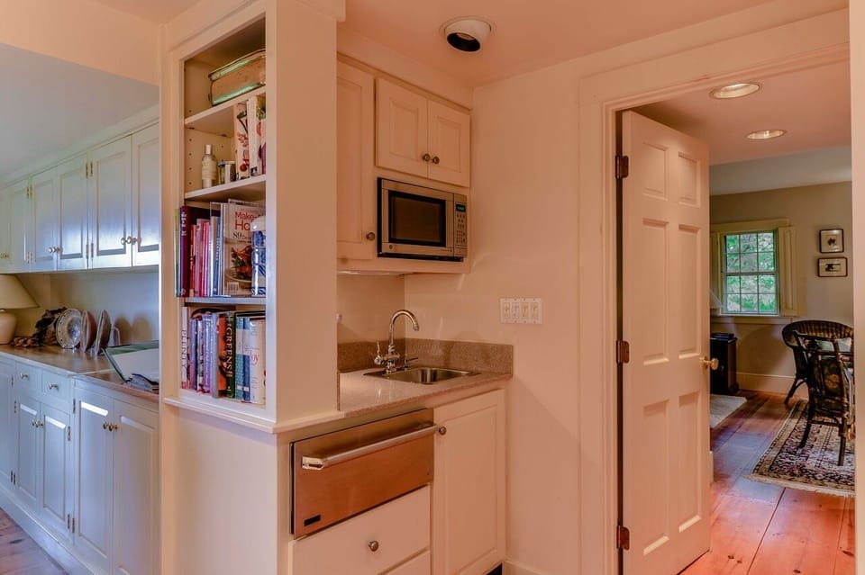 Kitchen: 2nd sink, warming oven