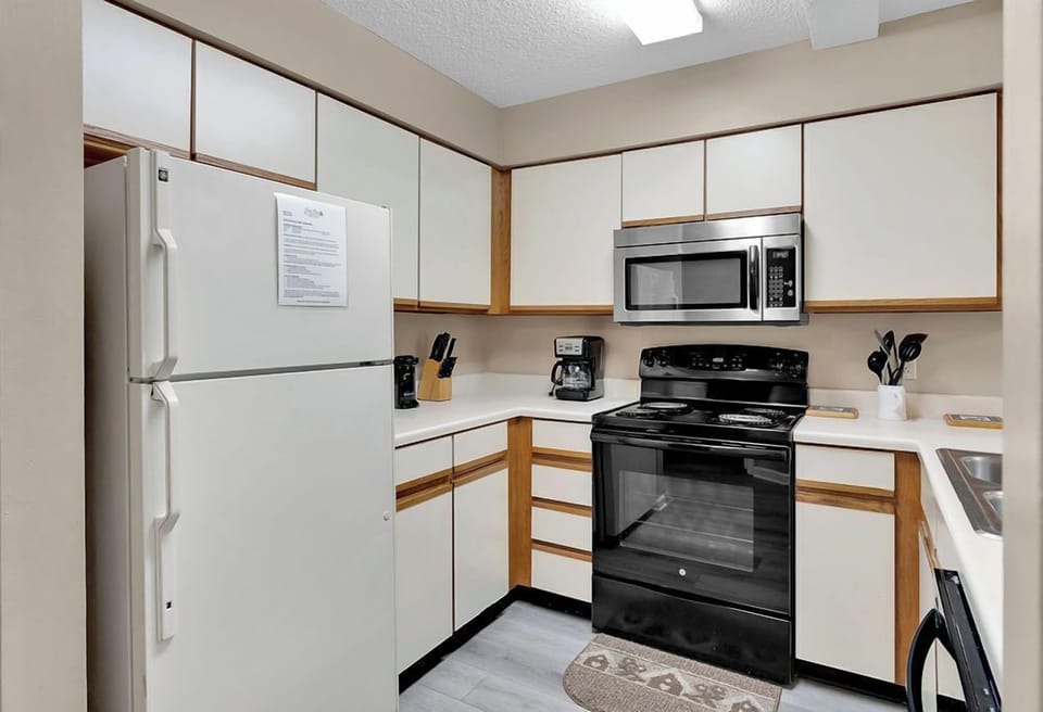 Fully equipped kitchen - The kitchen has full size major appliances and everything needed to prepare a full meal.