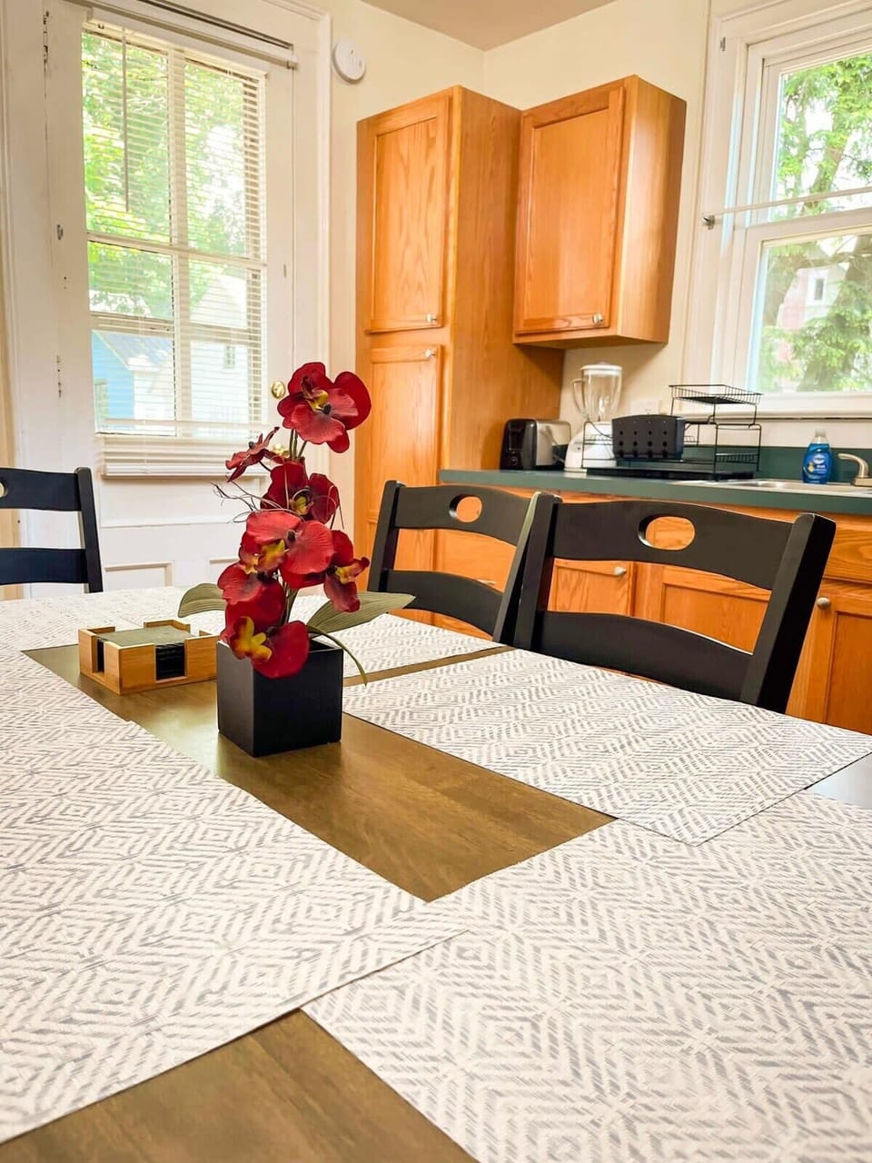 Practical eat-in kitchen with a cozy atmosphere for everyday dining