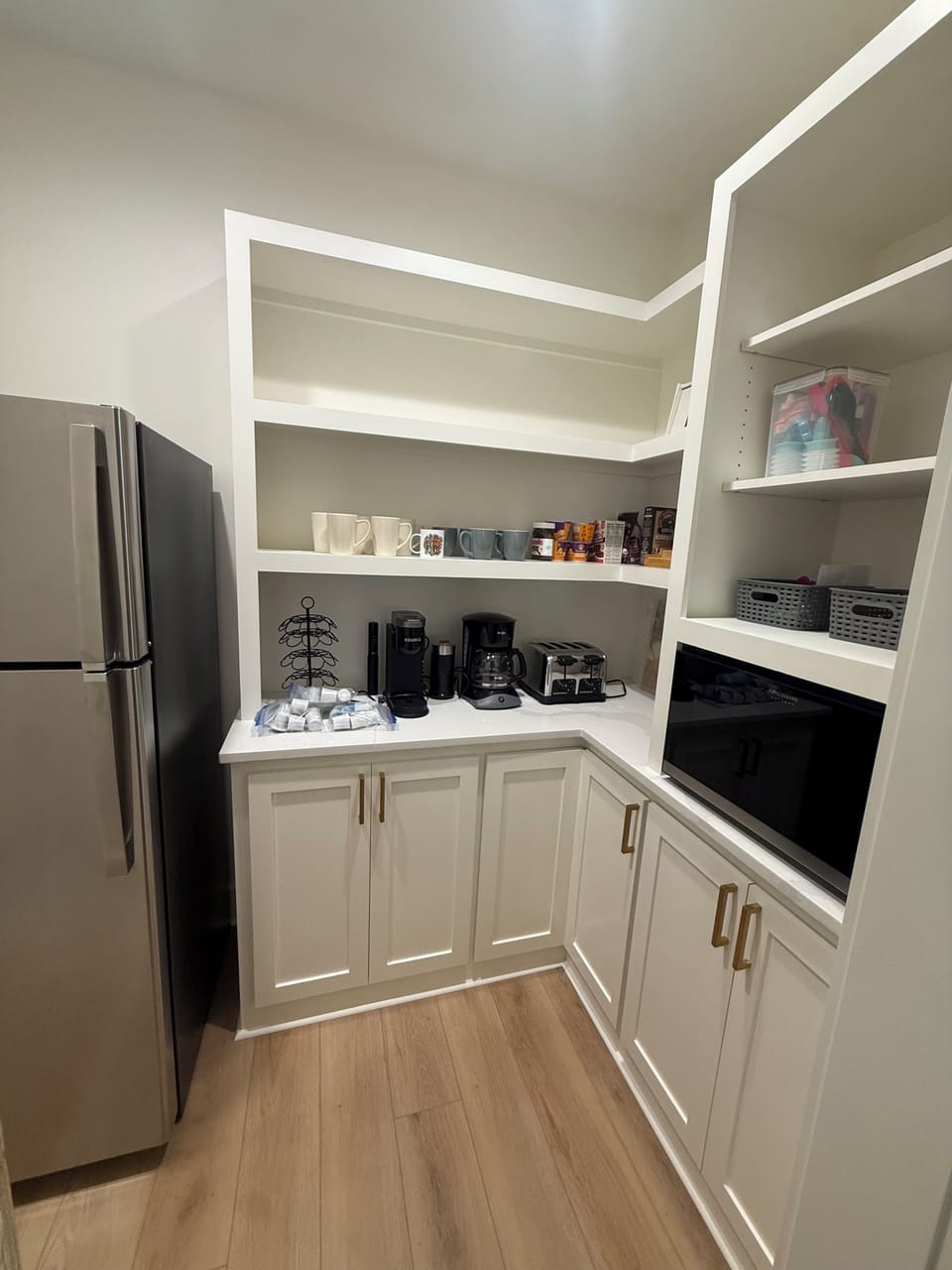 Coffee taste better by the water ☕️

Pantry with an extra fridge!