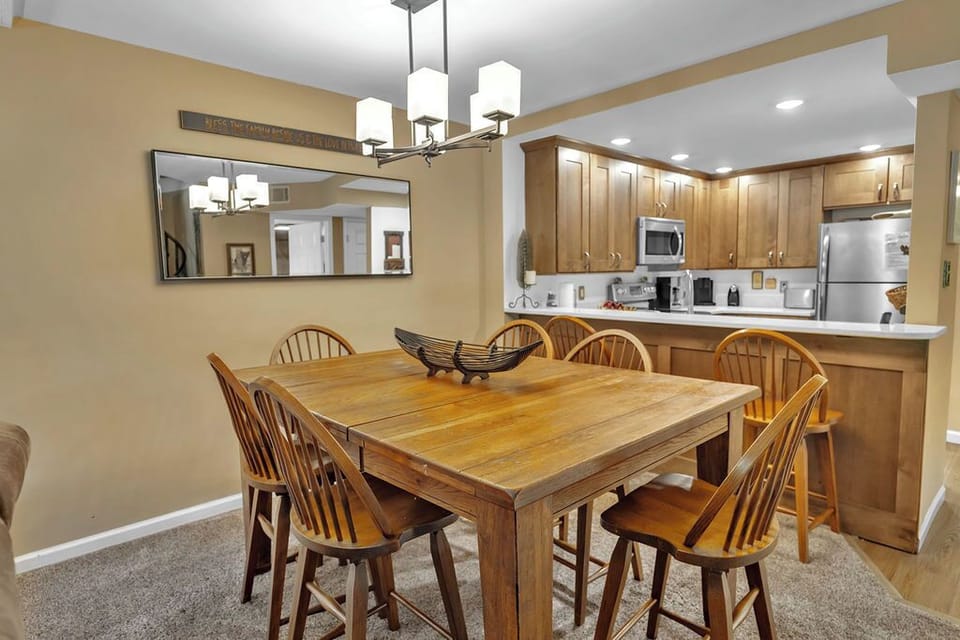 Pass through bar area to the kitchen - There is also extra seating at the kitchen bar area.
