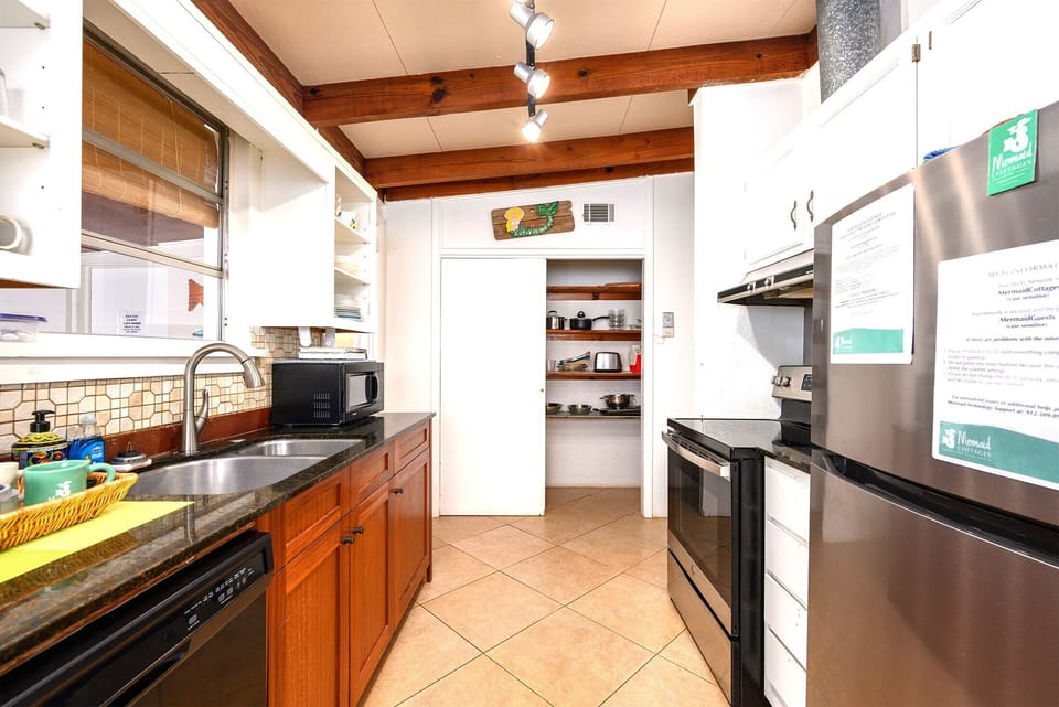 Built in dishwasher to do the dishes for you....remember YOU are on vacation!