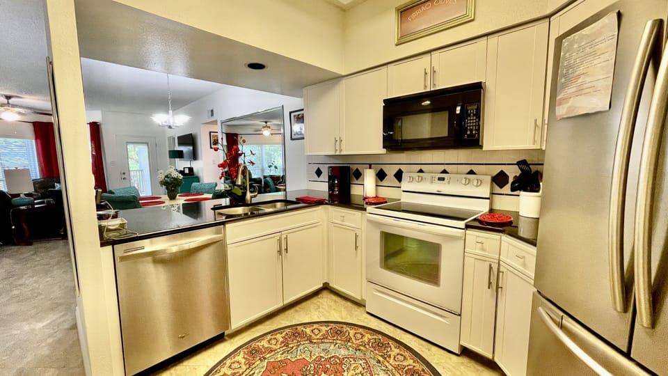 Fully stocked kitchen w/ new appliances 