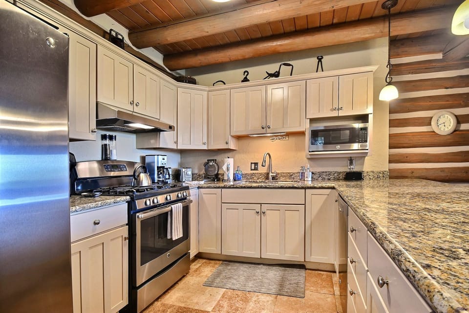 2nd Floor: Fully Equipped Kitchen w/ Stainless Steel Appliance & Granite Counter